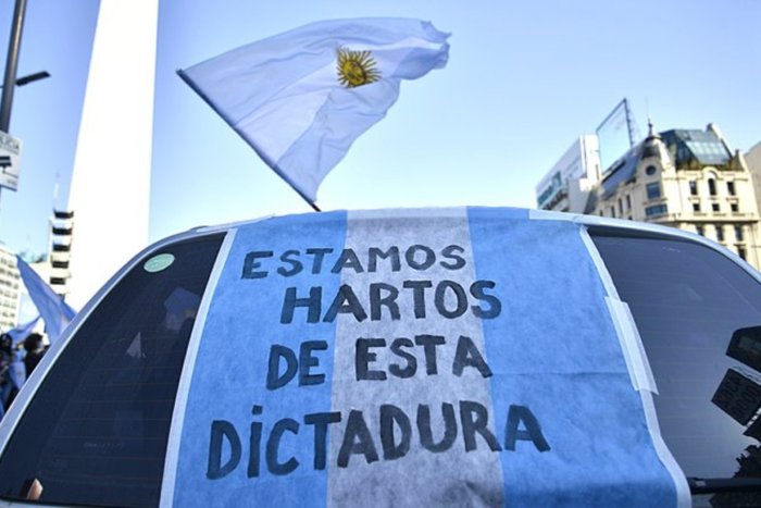 Una postal del banderazo en pleno Obelisco porte&ntilde;o.