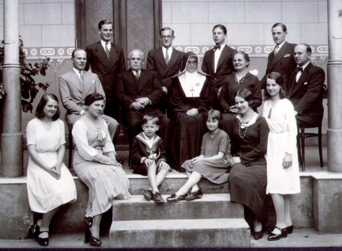"El m&aacute;s chiquito sentado era mi pap&aacute;", dice Gustavo y se&ntilde;ala la foto de su familia oriunda de &Uacute;dine, en la regi&oacute;n del Friuli.