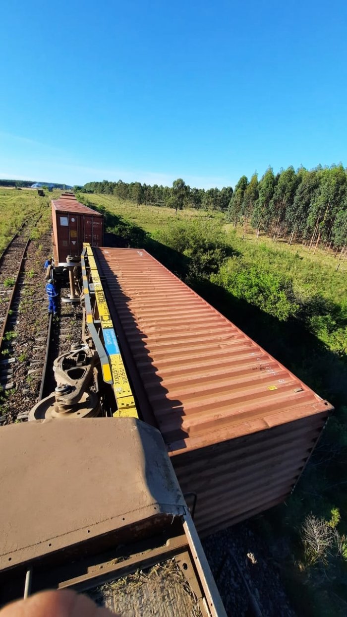 Otra vista de lo que sucedi&oacute; con un vag&oacute;n del tren de cargas.