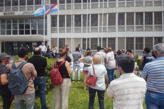 Manifestaci&oacute;n frente a Tribunales: Dolores Etchevehere, Proyecto Artigas y exempleados de El Diario.