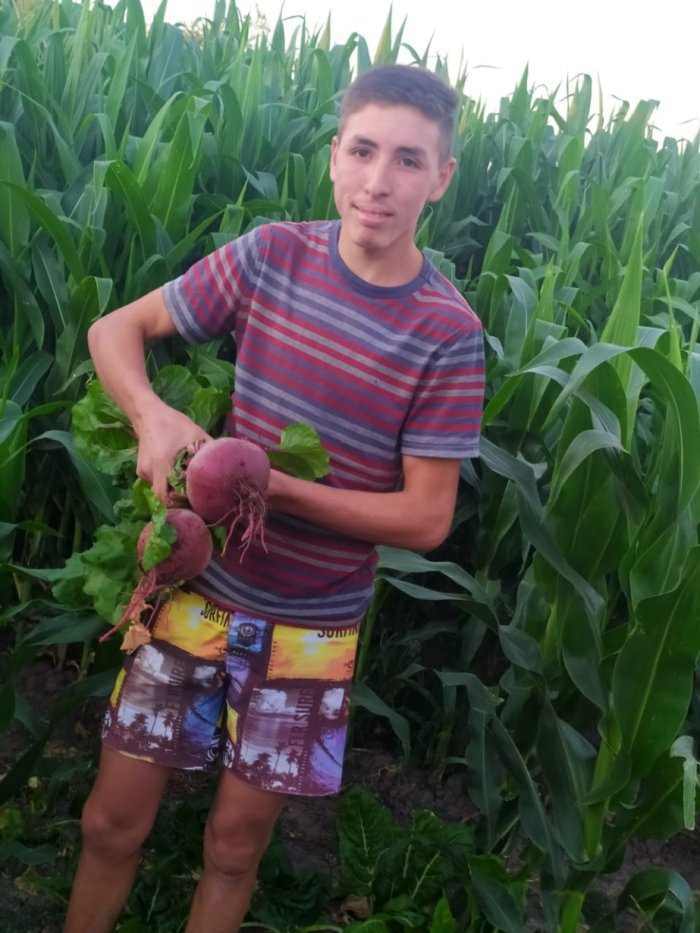 Rodrigo, feliz con la remolacha que cosech&oacute; en su huerta.