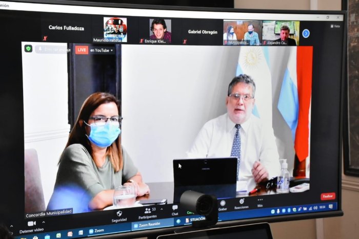 La epidemi&oacute;loga Fabiana Leiva y el intendente Alfredo Francolini, en di&aacute;logo con la prensa.
