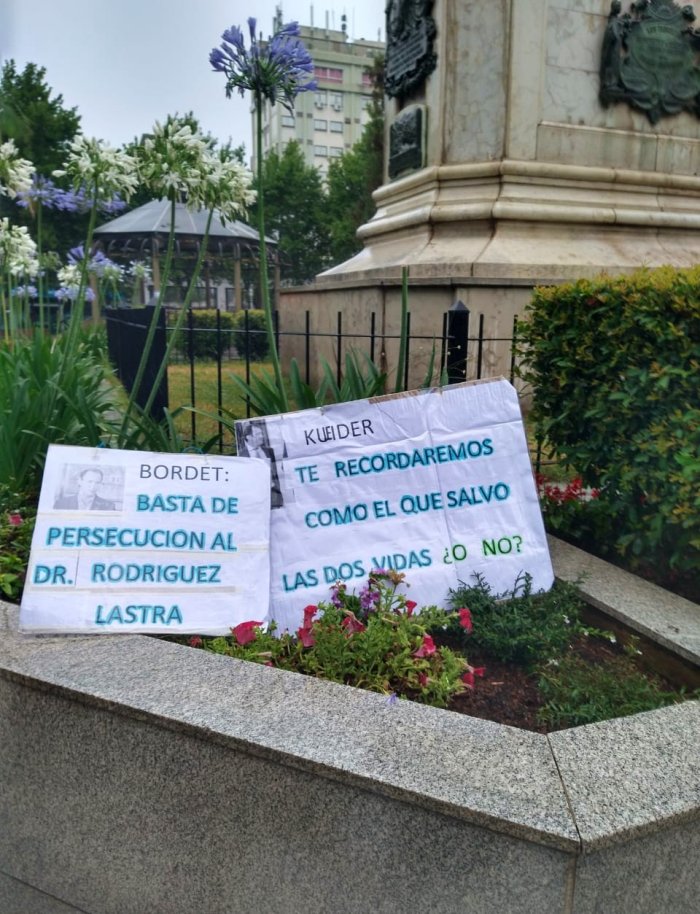 Los carteles llegaron hasta la plaza 25 de Mayo