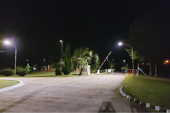 El acceso a la dependencia de PNA, con la nueva iluminaci&oacute;n.