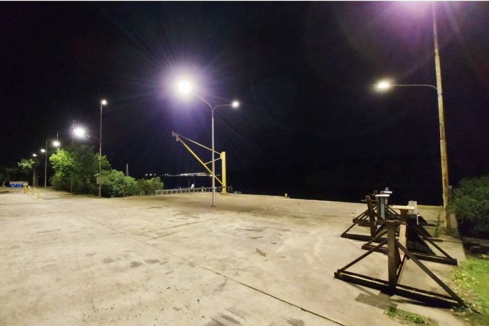 Otra vista del predio, con las luminarias Led que coloc&oacute; personal de Salto Grande.