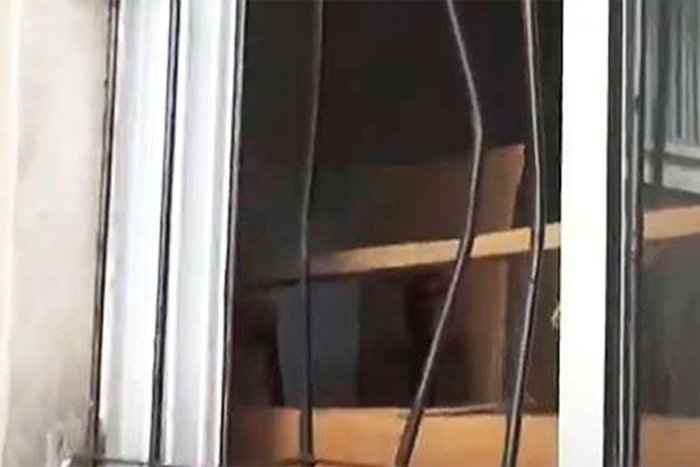 Por entre las rejas retorcidas habr&iacute;an ingresado a un ni&ntilde;o