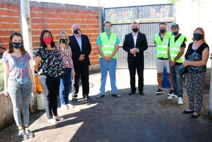 El intendente Walser entreg&oacute; chalecos refractarios identificatorios a los integrantes del proyecto.