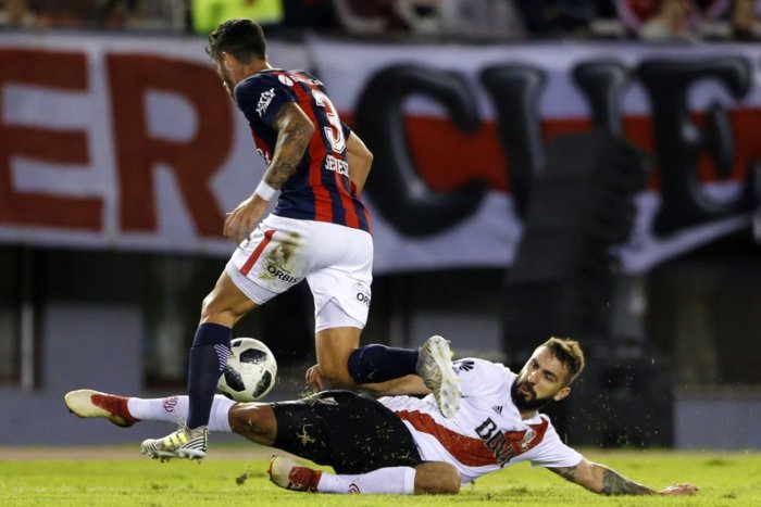 Otros tiempos: el de Concordia marcado por Pratto cuando eran rivales en River - San Lorenzo.