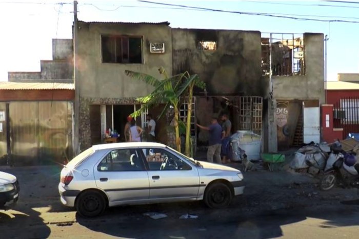 En planta baja y los dos departamentos de arriba viv&iacute;an 10 personas.