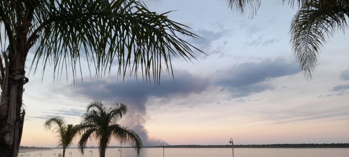 Las columnas de humo se pod&iacute;an divisar desde varios kil&oacute;metros de distancia.