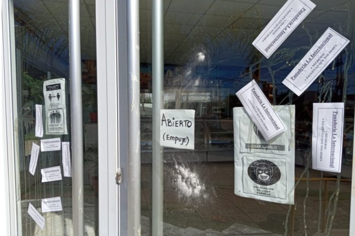 "Paguen lo que nos deben", dicen los carteles con los que escracharon a la panader&iacute;a.