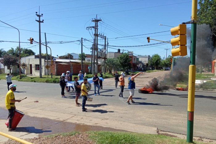 El tr&aacute;nsito por avenida Presidente Illlia de este a oeste, y viceversa, fue interrumpido.