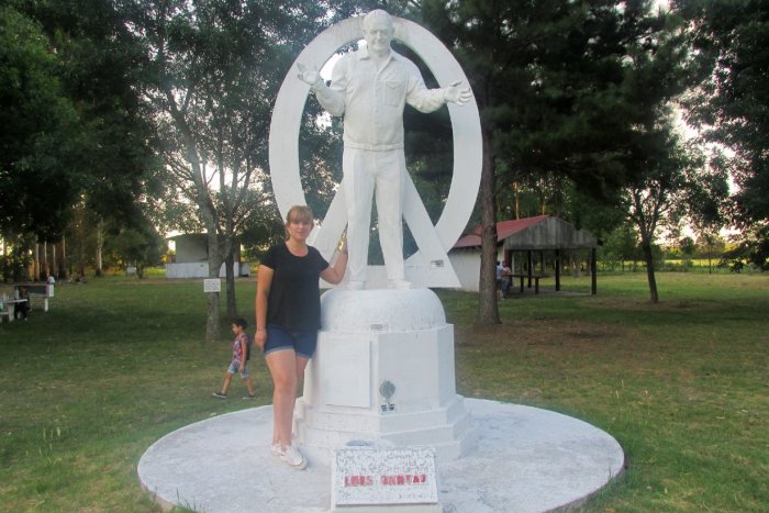 Bel&eacute;n Dantaz posa junto a la estatua que recuerda a su padre Luis.