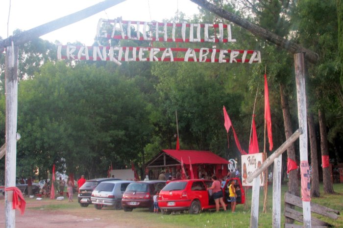 "Tranquera abierta", ubicada sobre la ruta internacional 135, nunca cierra.