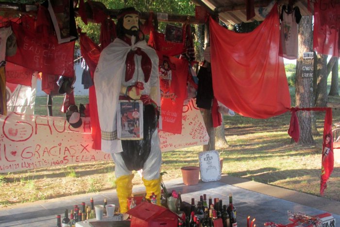 Imagen en tama&ntilde;o real del Gauchito Gil en el santuario de Col&oacute;n.