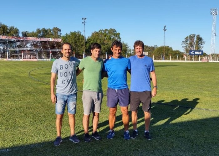Orcellet y su cuerpo t&eacute;cnico junto al presidente Yari Gurnel, tras la despedida