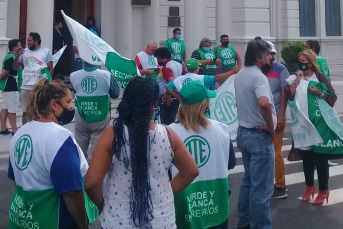 La Casa del Gobierno de Entre R&iacute;os fue el epicentro de la movilizaci&oacute;n.