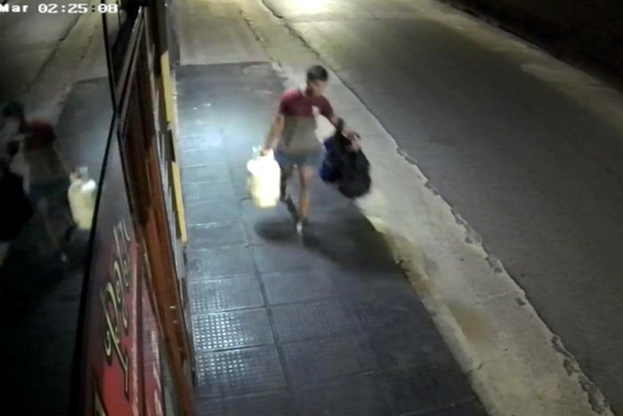 El ladr&oacute;n huy&oacute; por calle Urquiza con las mochilas con documentaci&oacute;n y garrafas de la casa