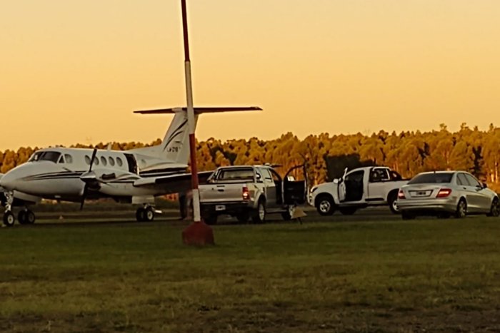 Algunos veh&iacute;culos particulares se acercan hasta la aeronave, adem&aacute;s de los bomberos.