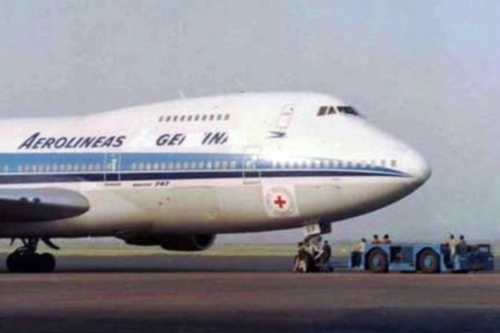 El avi&oacute;n de Aerol&iacute;neas Argentinas, minutos antes de despegar hacia Malvinas, ese 18 de marzo de 1991. Se ve c&oacute;mo la palabra "argentinas" est&aacute; semi tapada. Foto de Gustavo D'Antiochia publicada en la Gaceta Aeron&aacute;utica.