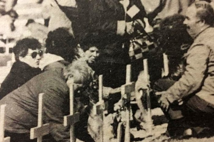 La madre del soldado Araujo (con anteojos) y de espaldas su hija Mar&iacute;a Fernanda, en el cementerio de Darwin.