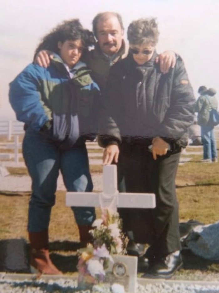 Los Araujo en la tumba, con las cruces originales, que hab&iacute;an elegido para rezarle a su hijo. A&ntilde;os despu&eacute;s se enterar&iacute;an que all&iacute; est&aacute; sepultado Mario Cisnero.