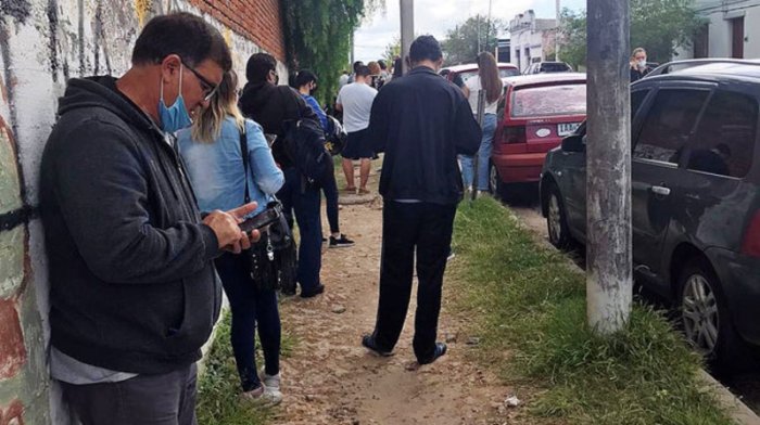 Este lunes al mediod&iacute;a se formaron largas colas para recibir la vacuna contra el COVID-19.