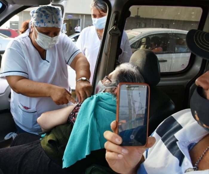 Est&aacute;n aplicando vacunas a mayores de 70 y tambi&eacute;n a los primeros mayores de 60.