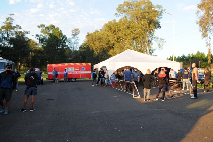 En esa carpa est&aacute;n hisopando a cada persona que ingresa al aut&oacute;dromo de Concordia.