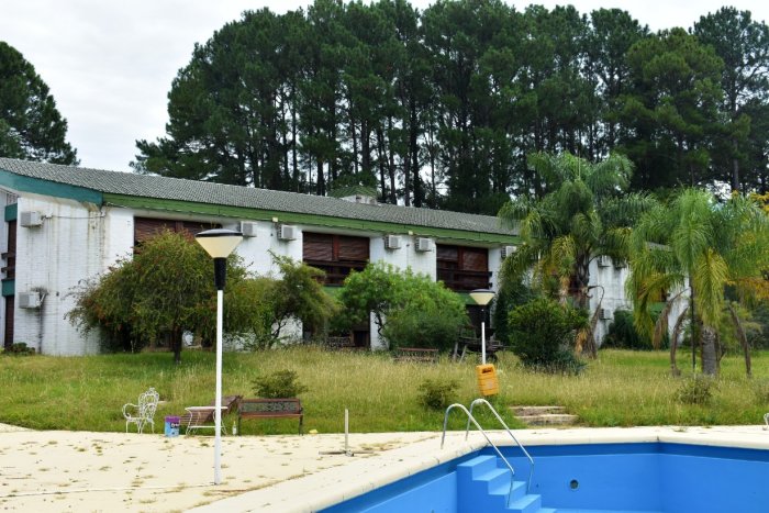 Desde atr&aacute;s: as&iacute; lucen las ventanas, la piscina casi vac&iacute;a y el jard&iacute;n desprolijo.