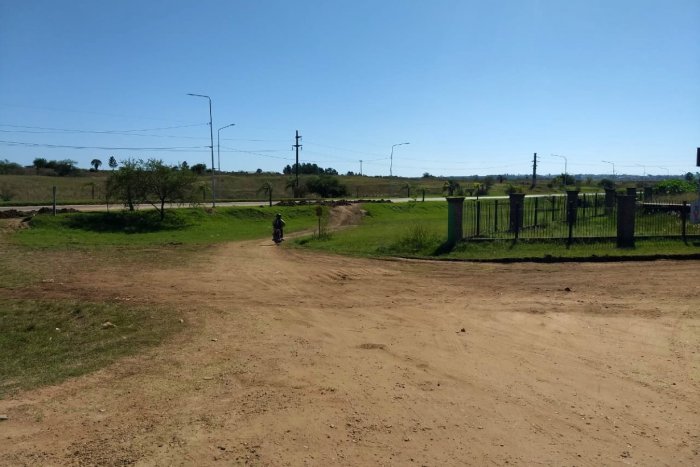 Un by pass clandestino uno las dos avenidas y las motos "acortan" camino por ah&iacute;.