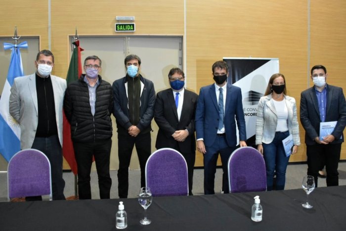 Francolini y Cresto, entre los presentes en la firma de inicio de obra.
