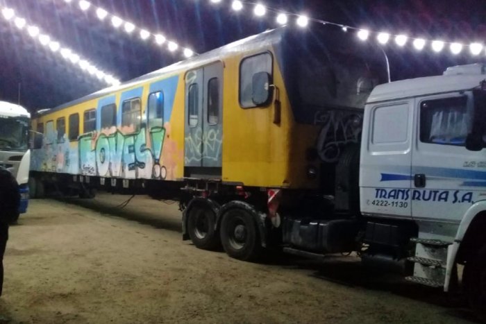 Al menos dos vagones se observaron en los camiones estacionados en la estaci&oacute;n de servicios.