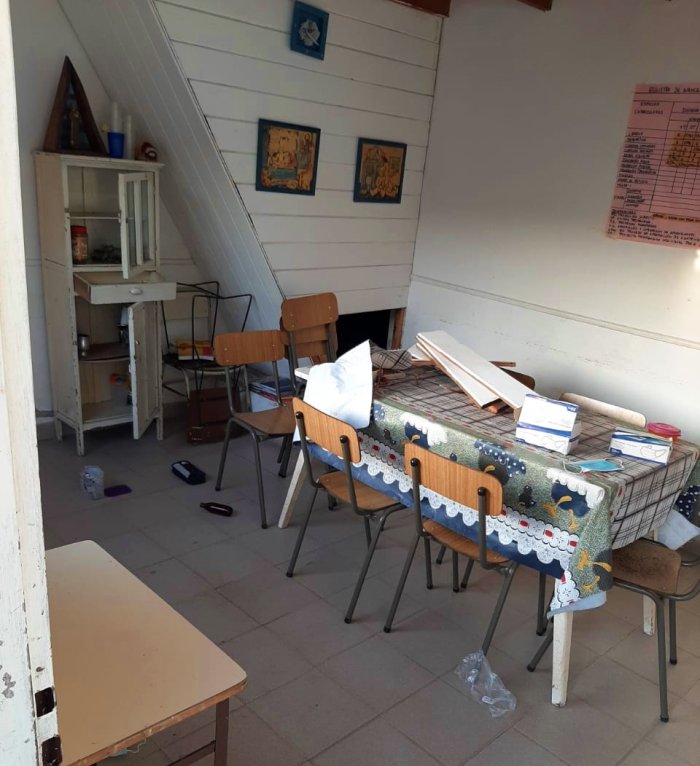De la sala de maestras al jard&iacute;n por un hueco que hicieron en la pared.