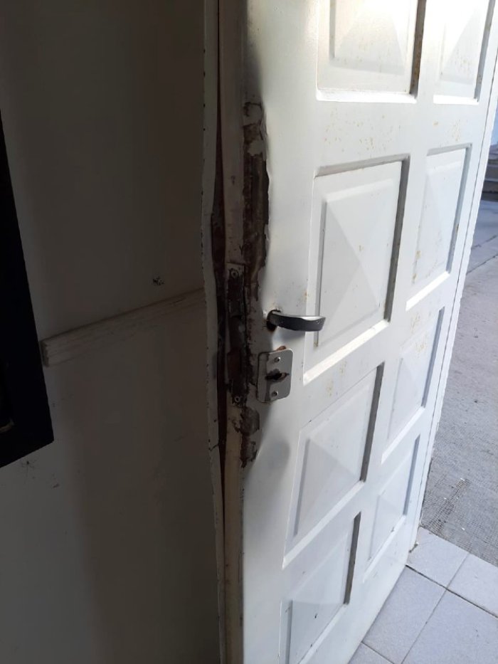 Por esa puerta, violentada, lograron entrar desde la calle.
