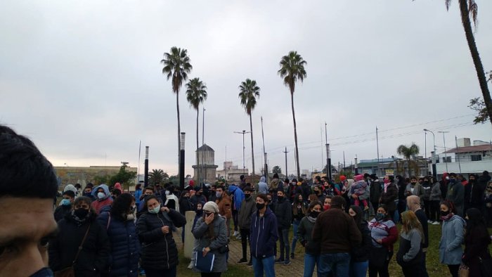 Largas colas de j&oacute;venes en las afueras del Centro de Convenciones de la ciudad.