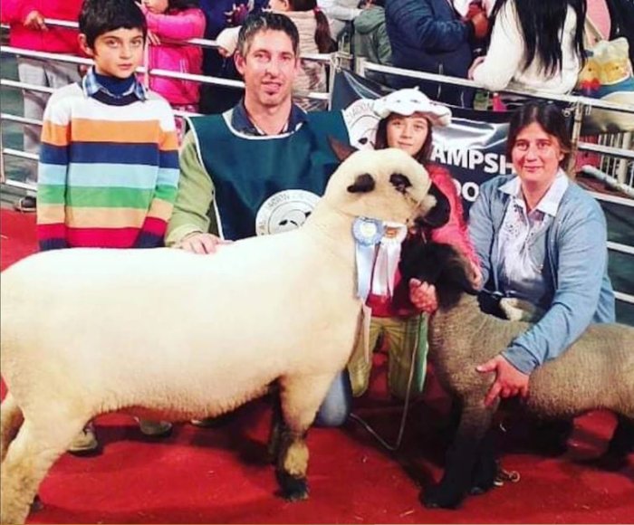 En la Exposici&oacute;n Rural de Palermo, Mat&iacute;as M&aacute;rquez y su familia con un ejemplar Gran Campe&oacute;n de la raza Hampshire Down (La Naci&oacute;n)