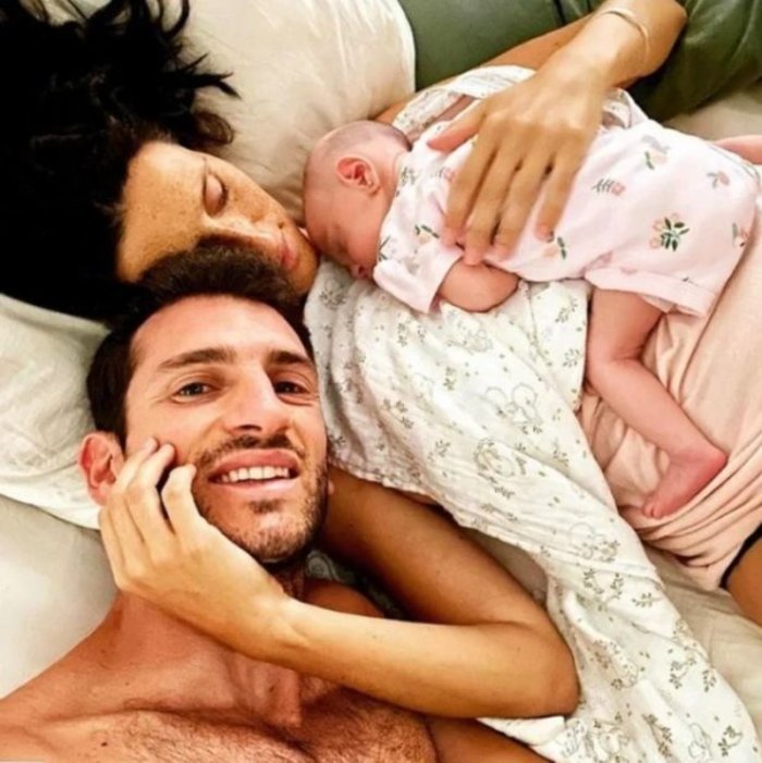 Recargando pilas junto a &Aacute;mbar, su peque&ntilde;a hija, y P&iacute;a, la mujer.