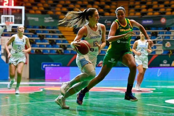La colonense Cergneux en acci&oacute;n con la selecci&oacute;n femenina U16.