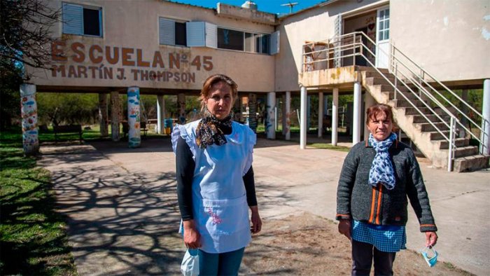 Acostumbrados a las inundaciones, la escuela est&aacute; construida sobre pilotes. (Foto: La Naci&oacute;n)
