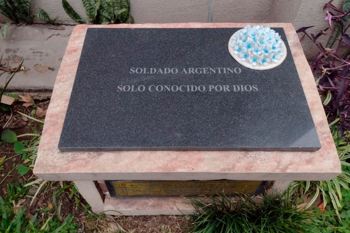 La placa al soldado argentina en la Parroquia Santos Justo y Pastor de Col&oacute;n