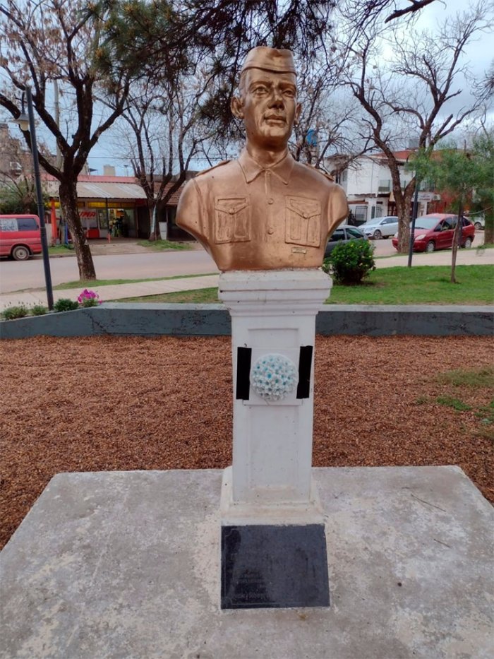 Busto del soldado Araujo Penon (Plazoleta Malvinas Argentinas, Col&oacute;n)