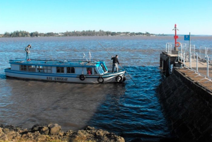 La lancha, por ahora &uacute;nico medio para cruzar el r&iacute;o