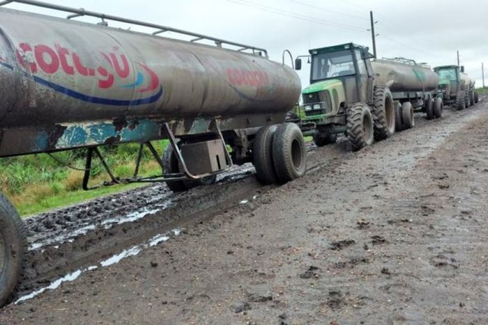 Cada vez que llueve, la firma l&aacute;ctea debe sacar su producci&oacute;n -de m&aacute;s de 20 mil litros- diariamente en tres tractores con acoplados cisterna.
