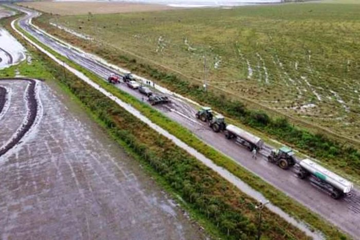 Los productores redoblaron la apuesta y, a la rastra del primer corte, sumaron tractores y camionetas para dificultar el paso de la producci&oacute;n del tambero.