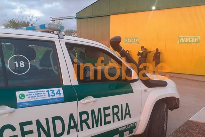 Gendarmer&iacute;a en el hangar de General Campos.