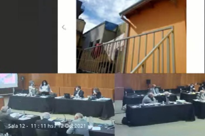 En la sala de audiencias, la pantalla muestra la canaleta de la casa amarilla, donde estaba el disco extra&iacute;ble.