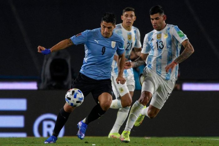 El cordob&eacute;s de 23 a&ntilde;os marcando al salte&ntilde;o Luis Su&aacute;rez, en la &uacute;ltima fecha de Eliminatorias.