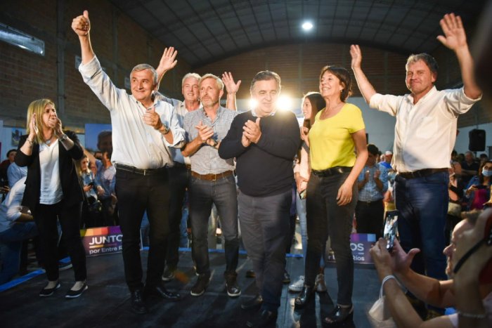 Negri, Morales, Benedetti, Frigerio, Antola, Salinas y Galimberti, juntos en el acto de anoche.