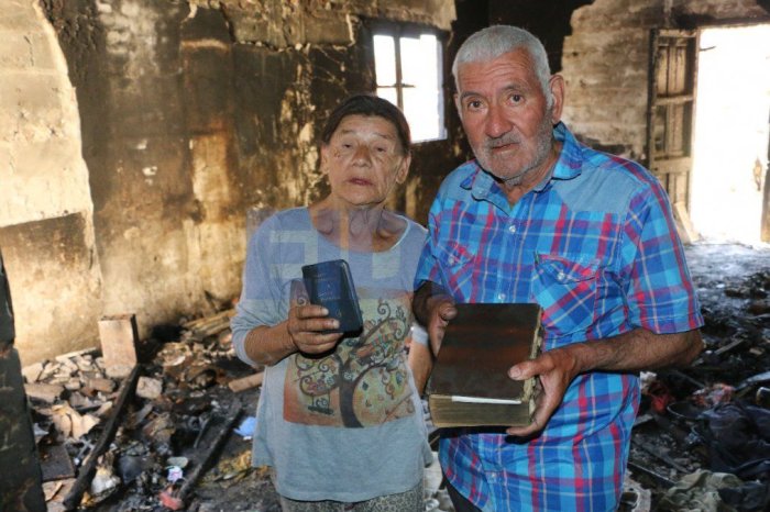 La casa qued&oacute; destruida, pero el matrimonio y sus biblias se salvaron (Cr&eacute;dito: El D&iacute;a)